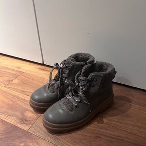 Nordstrom Rack Sherpa Lined Combat Ankle Boots Size 6.5 Grey Lace Up Zip